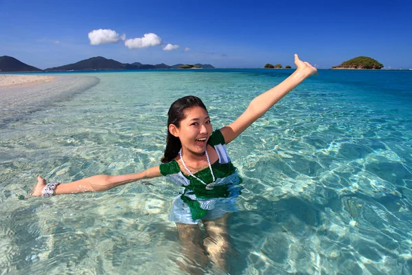 Frau schwimmt im Meer — Stockfoto