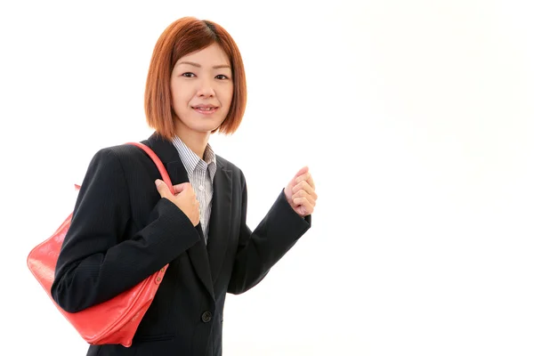 Mujer joven sonriente sosteniendo un bolso de hombro — Foto de Stock