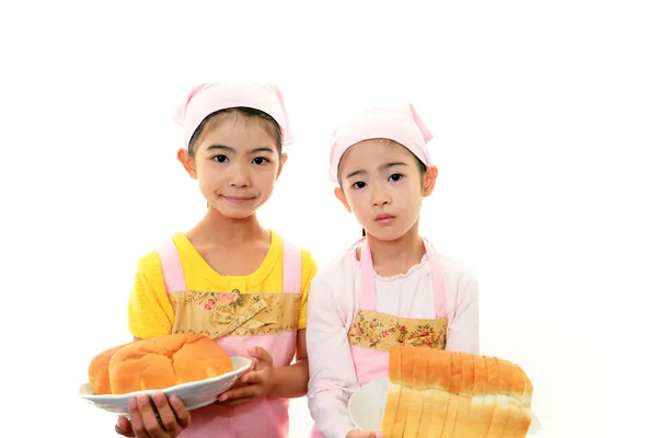 Meninas segurando pão — Fotografia de Stock