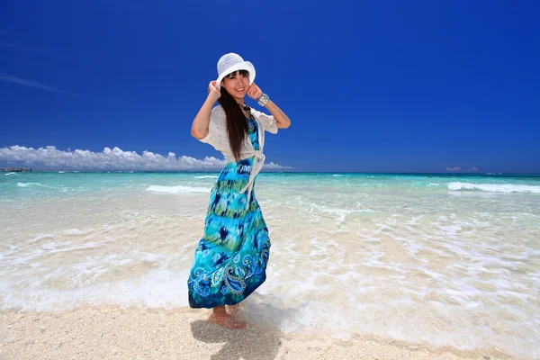 Kvinnan som kopplar av på stranden. — Stockfoto