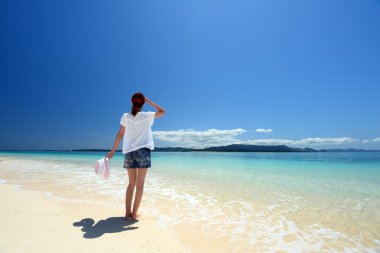 Kumsalda genç kadın zevk güneş ışığı