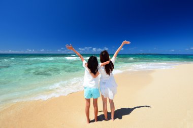 Okinawa sahilde oynarken aile