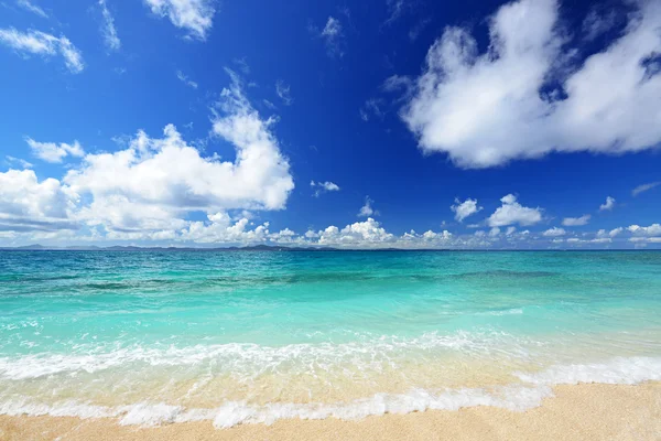 Sea of emerald green of the Okinawa. — Stock Photo, Image