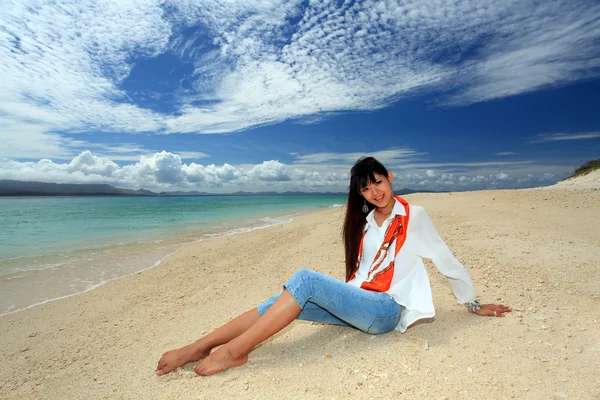 A mulher que relaxa na praia . — Fotografia de Stock