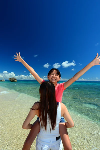 Parent et enfant jouent à la plage — Photo