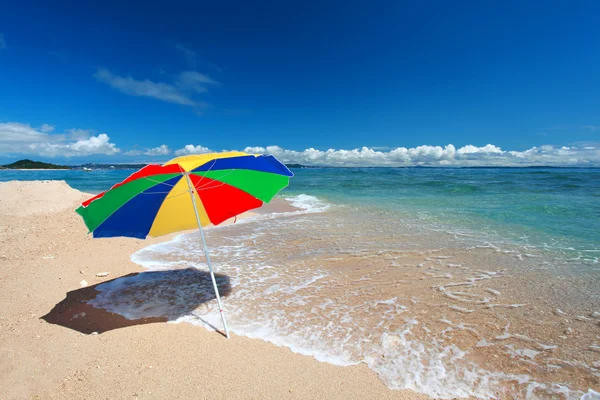 Das kobaltblaue Meer und der blaue Himmel von Okinawa. — Stockfoto