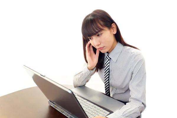 Mujer de negocios usando laptop —  Fotos de Stock