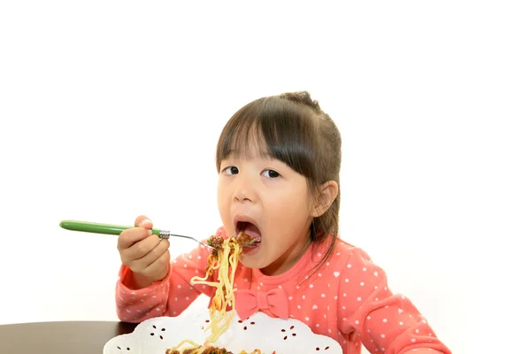 Kind isst Spaghetti — Stockfoto