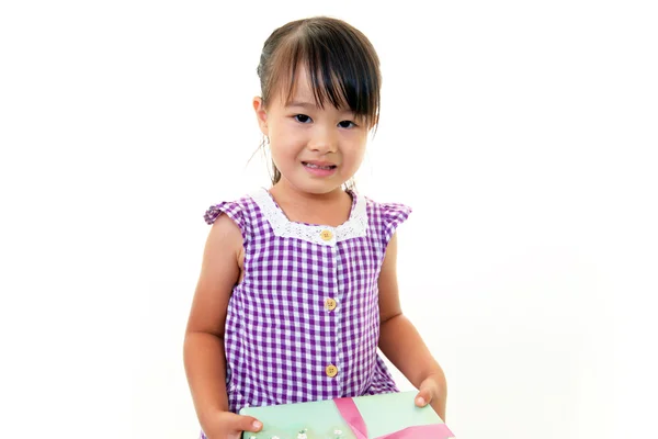 Freudiges kleines Mädchen hält Geschenk in den Händen — Stockfoto