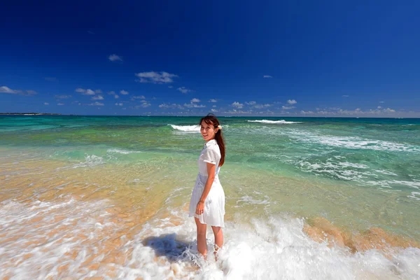 Jonge vrouw op het strand genieten van zonlicht — Stockfoto