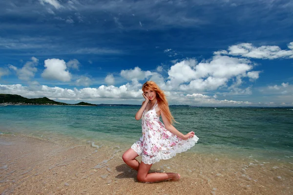 Jeune femme sur la plage profiter de la lumière du soleil — Photo