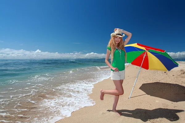 Fiatal nő a tengerparton, élvezze a napfény — Stock Fotó