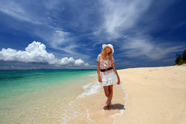 Junge Frau am Strand genießt Sonnenlicht — Stockfoto