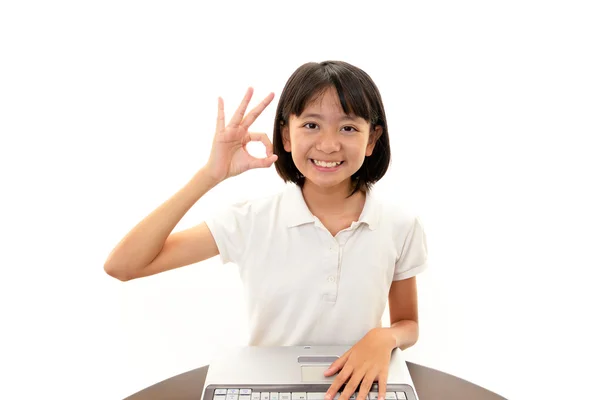 Chica sonriente usando un portátil — Foto de Stock