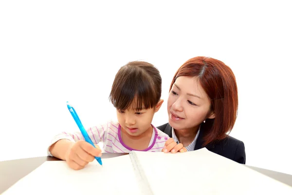Lärare med liten flicka studerar. — Stockfoto