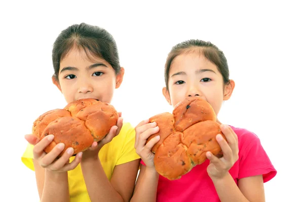 Girls eating bread — Stock Photo, Image
