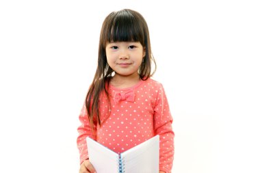 küçük Asyalı kız ona kitap okuma