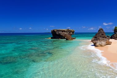 Okinawa 'nın zümrüt yeşili denizi.