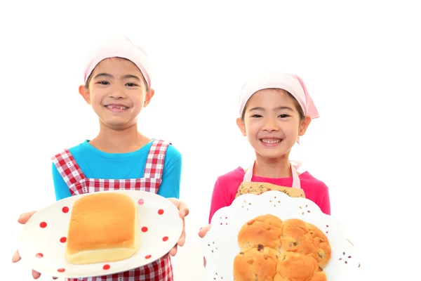 Niños sosteniendo panes —  Fotos de Stock