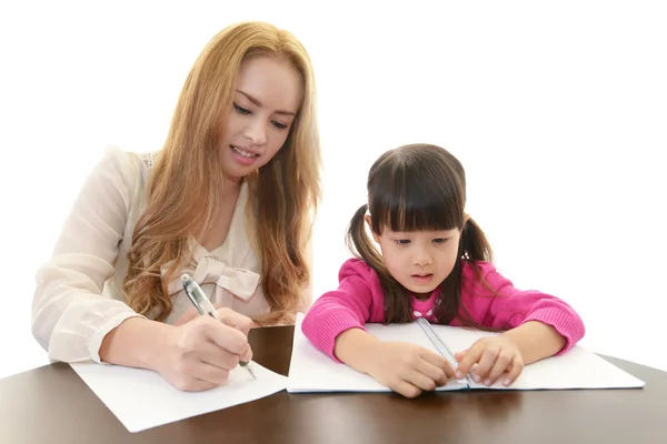 Klein meisje studeren met leraar — Stockfoto