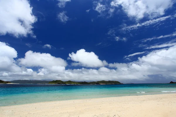 Das kobaltblaue Meer und der blaue Himmel von Okinawa. — Stockfoto