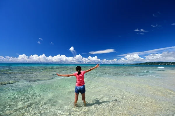 Fille jouant sur la plage — Photo