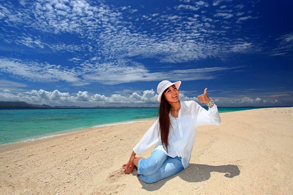 De vrouw die ontspant op het strand. — Stockfoto