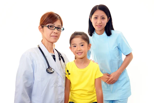 Médico asiático y niño . —  Fotos de Stock