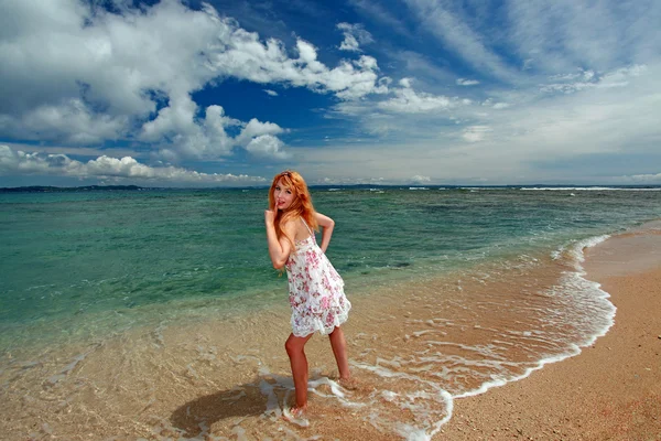 Ung kvinna på stranden njuta av solljus — Stockfoto