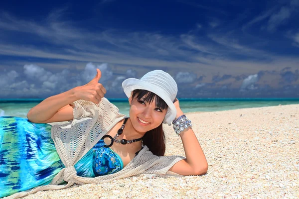 Kobieta, która relaksuje się na plaży. — Zdjęcie stockowe