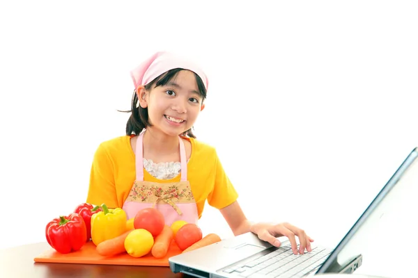 Lachende meisje met behulp van een laptop — Stockfoto