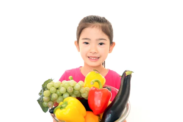 Χαμογελώντας κορίτσι εκμετάλλευση λαχανικά — Φωτογραφία Αρχείου