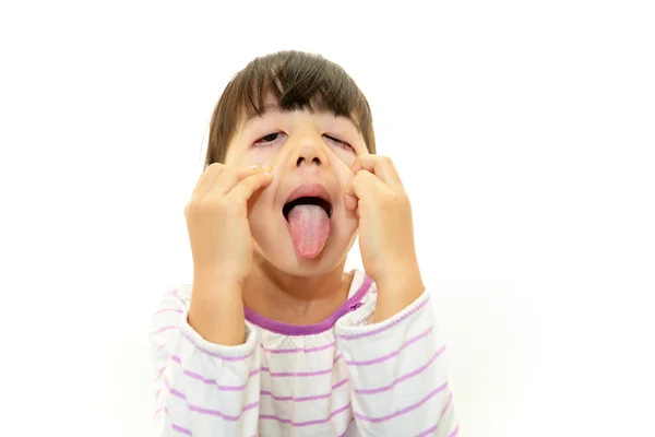 Una chica con una cara graciosa — Foto de Stock