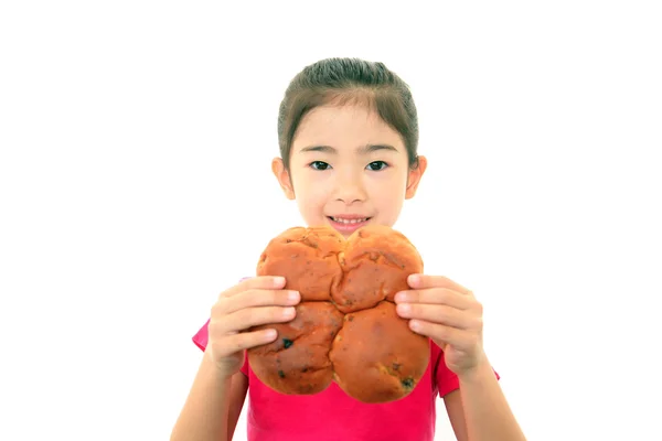 Menina segurando um pão — Fotografia de Stock