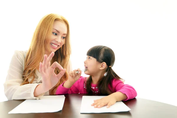 Lerares Engels met meisje studeren. — Stockfoto