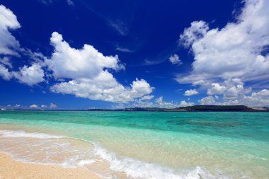 Okinawa 'nın zümrüt yeşili denizi.
