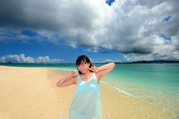Młoda kobieta na plaży cieszyć się światło słoneczne — Zdjęcie stockowe