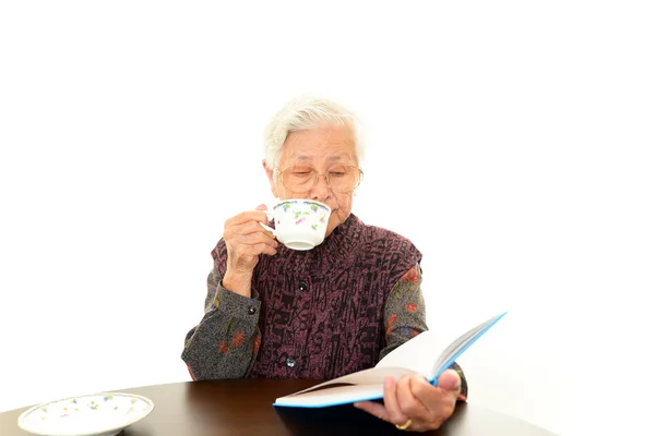 Alte Frau liest ihr Buch — Stockfoto