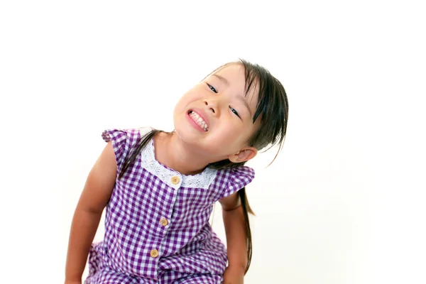 Menina asiática feliz sorriso em seu rosto — Fotografia de Stock