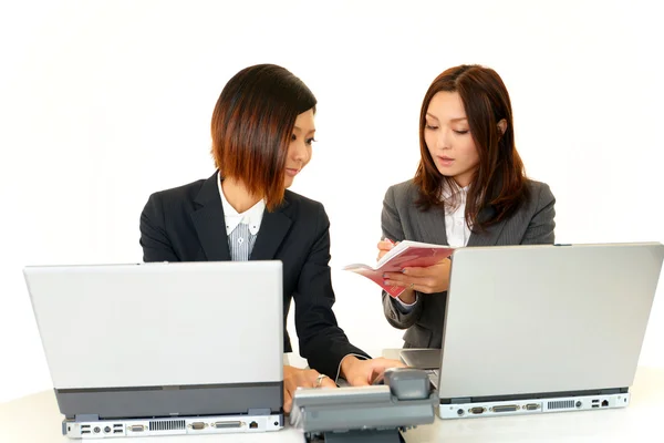 Vrouwelijke ondernemers in gesprek op kantoor — Stockfoto