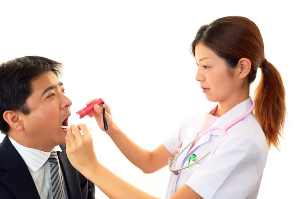 Doctor examining a patient — Stock Photo, Image