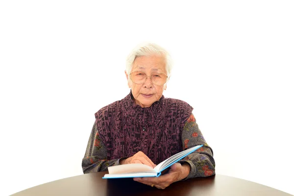 Vecchia donna che legge il suo libro — Foto Stock