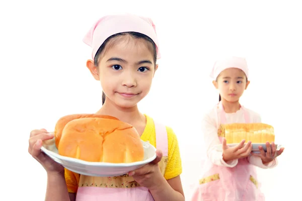 Kızlar ekmek tutan — Stok fotoğraf