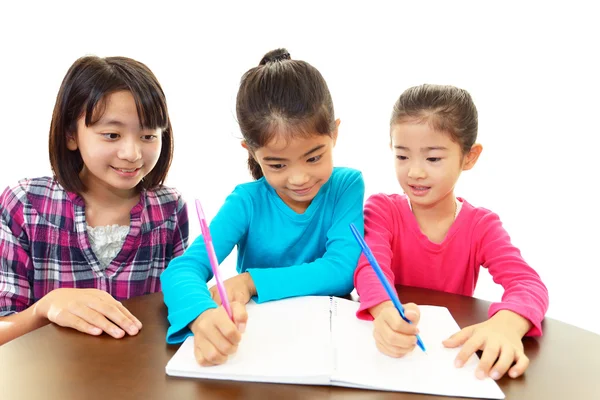 Lachende meisjes bestuderen — Stockfoto