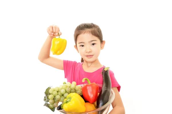 Usmívající se dívka hospodářství zelenina — Stock fotografie
