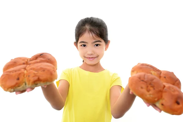 Gülümseyen kız holding ekmek — Stok fotoğraf