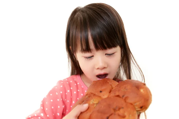 少女がパンを食べること — ストック写真