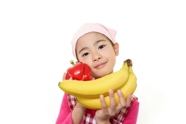 Усміхнена дівчина тримає фрукти — стокове фото