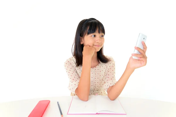 Feliz chica joven sosteniendo el teléfono móvil — Foto de Stock
