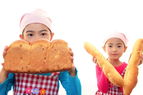 Meninas segurando pão — Fotografia de Stock